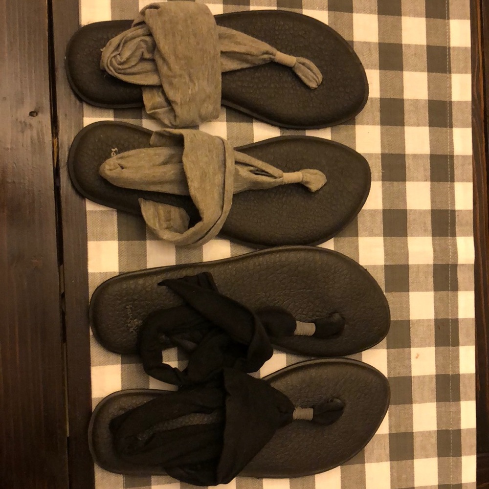 2pair of sandals.